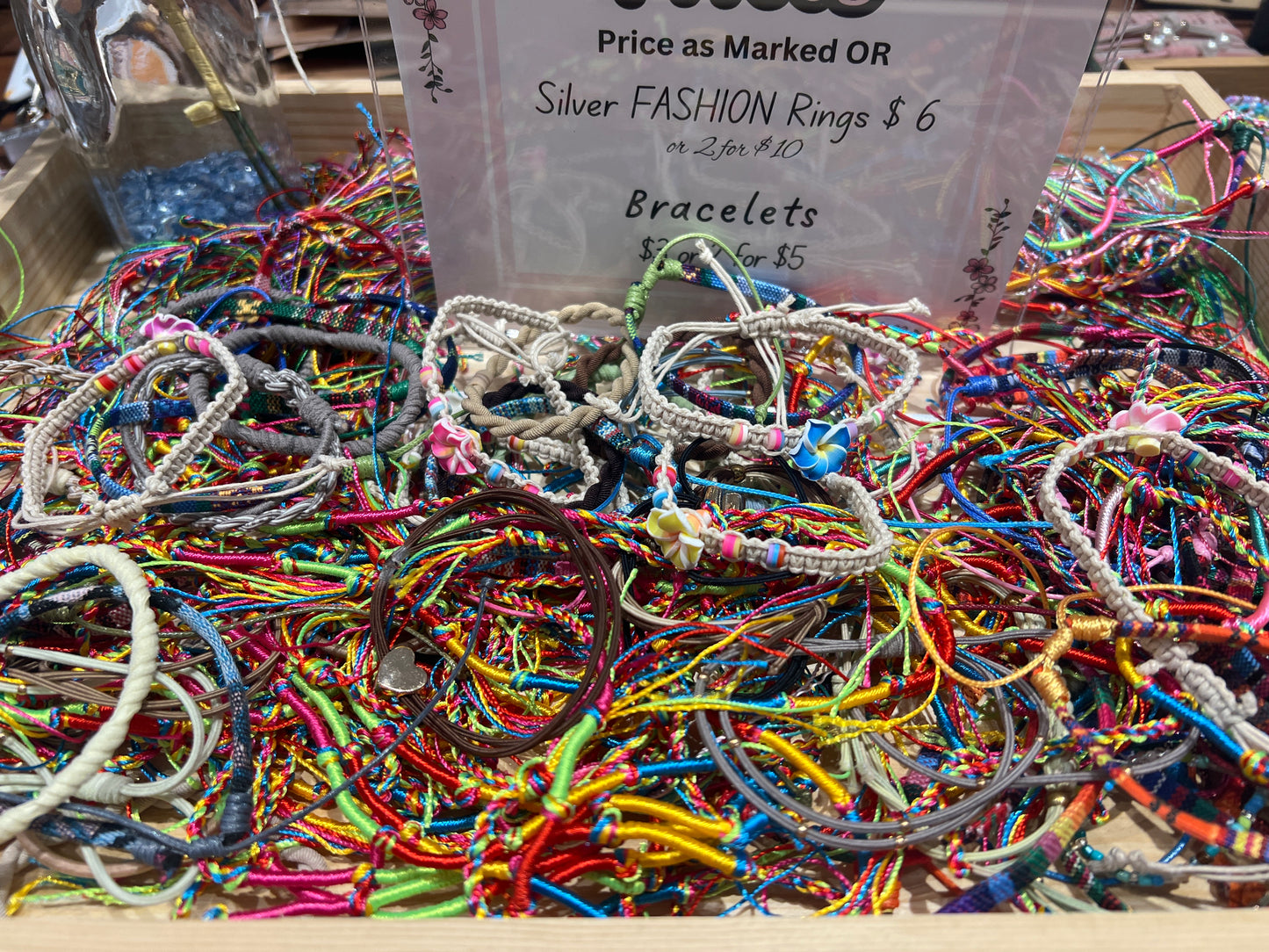 1- Bracelet table $3.00